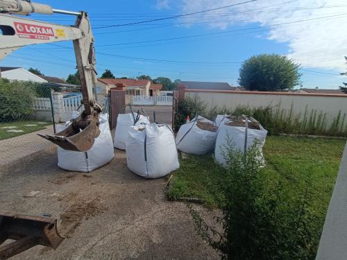 Terrassement d'un terrain envahi par les rhizomes de bambous. 